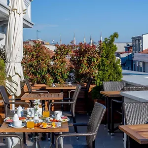 Otel Bizim, İstanbul